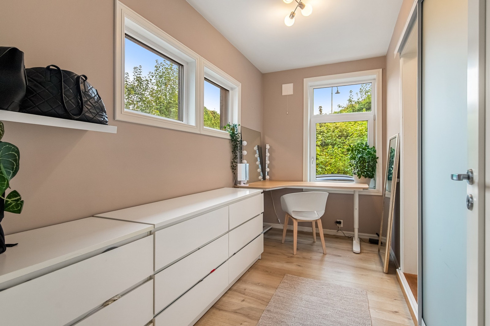 Kontor med innebygd oppbevaring og vindu mot hagen Galleribilde