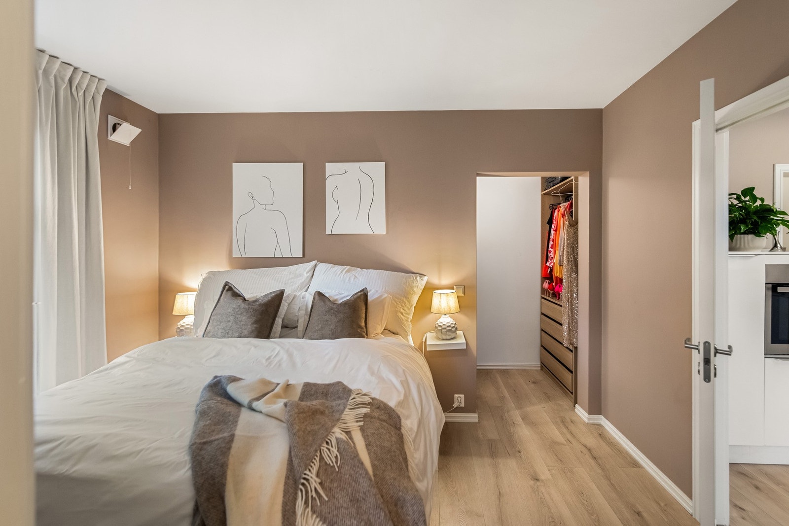 Soverom med utgang til garderobe Galleribilde