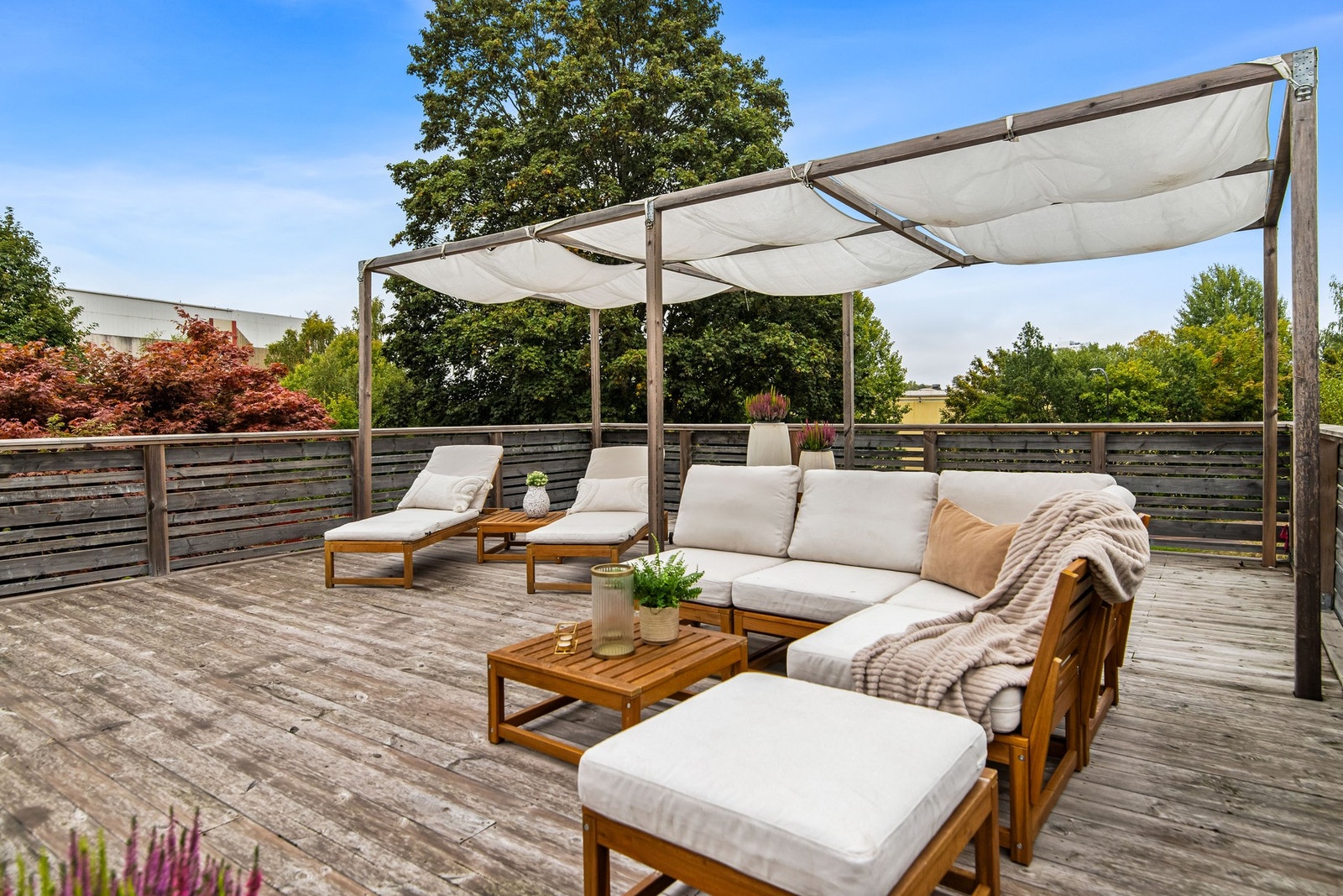 Felles terrasse med loungemøbler og pergola for skygge Galleribilde