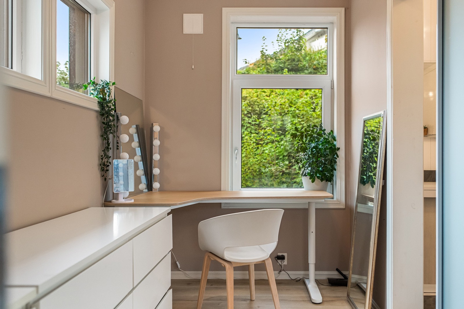 Hjemmekontor med hev/senk-pult og grønt utsyn Galleribilde