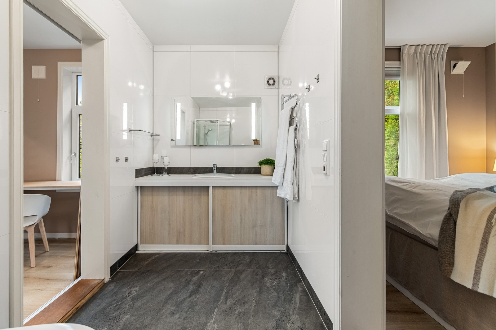 Baderomsinnredning med speil, downlights vis-a-vis soverom Galleribilde