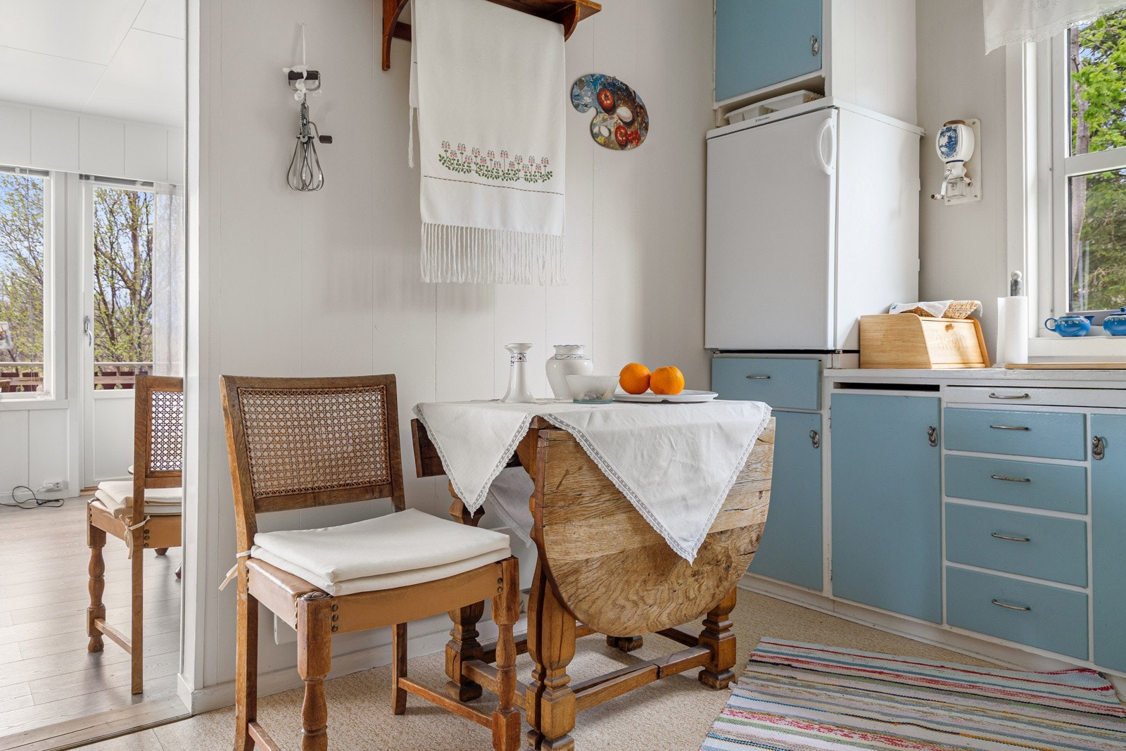 Kjøkken med plass til spisegruppe.