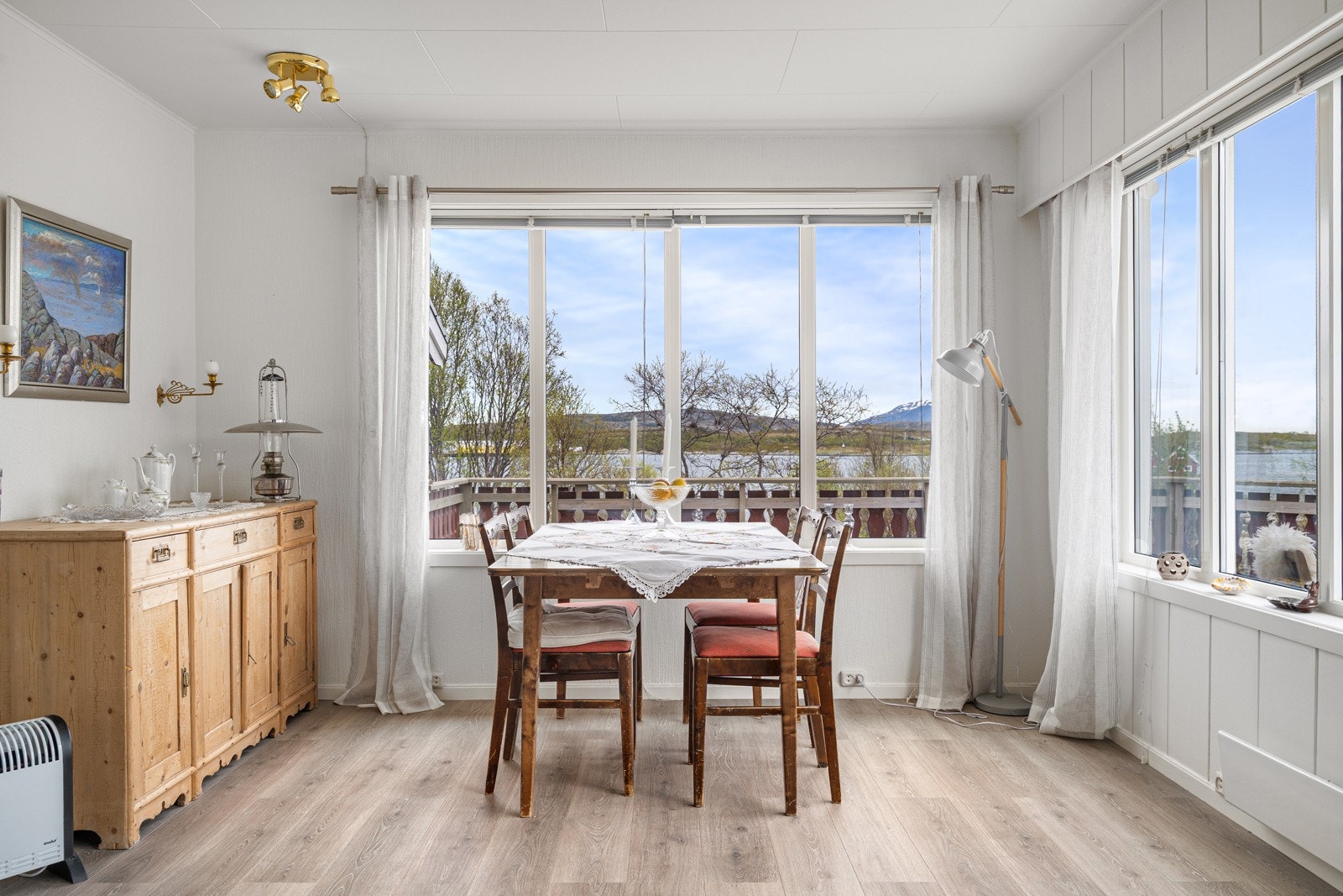 Fra spisestuen kan du nyte utsikten til et bedre måltid.