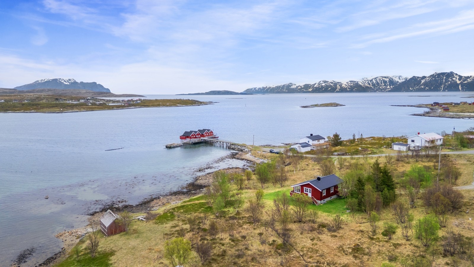 Hytten er forløpende vedlikeholdt med fine rom med masse godt lysinnslipp og flott utsikt.