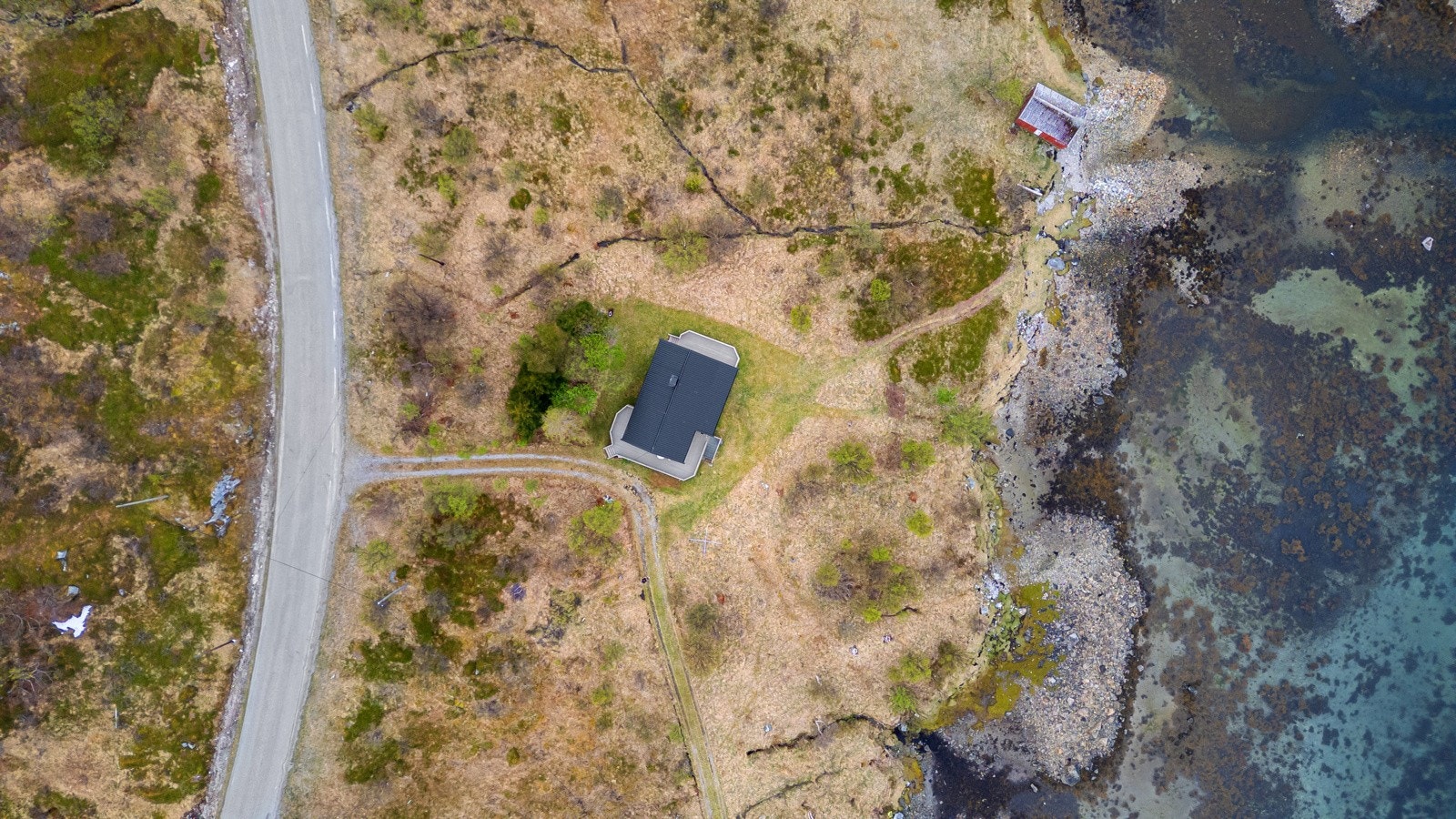 Eiendommen ligger i Vannavalen på Vannøya. Det er ca 13 km til Vannvåg som har fiskebruk, skole, barnehage, dagligvarebutikk og kommunalt helsehus.