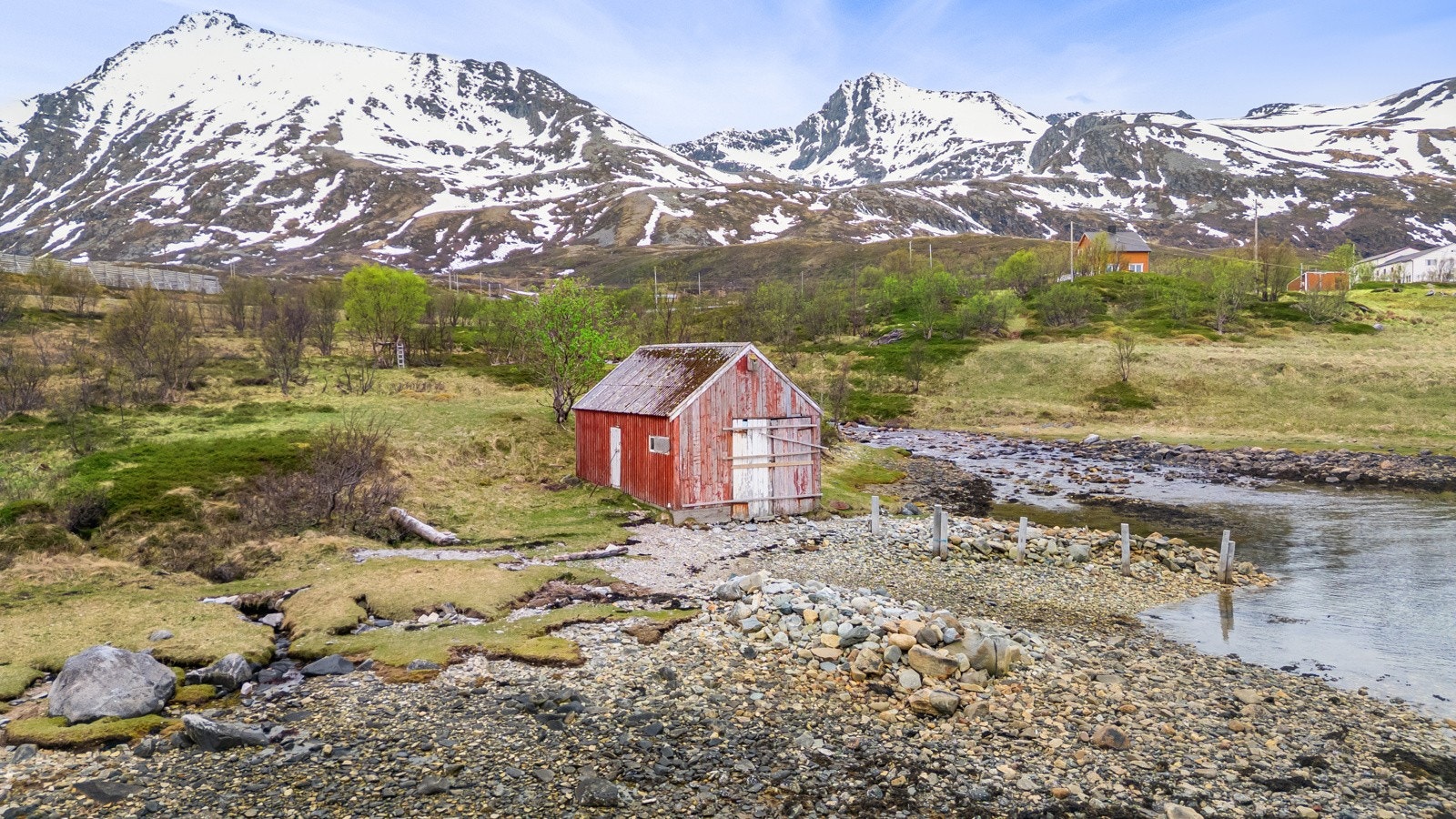 Naust som er noe frynsete og må påregnes noen kostnader til ny kledning og tak.