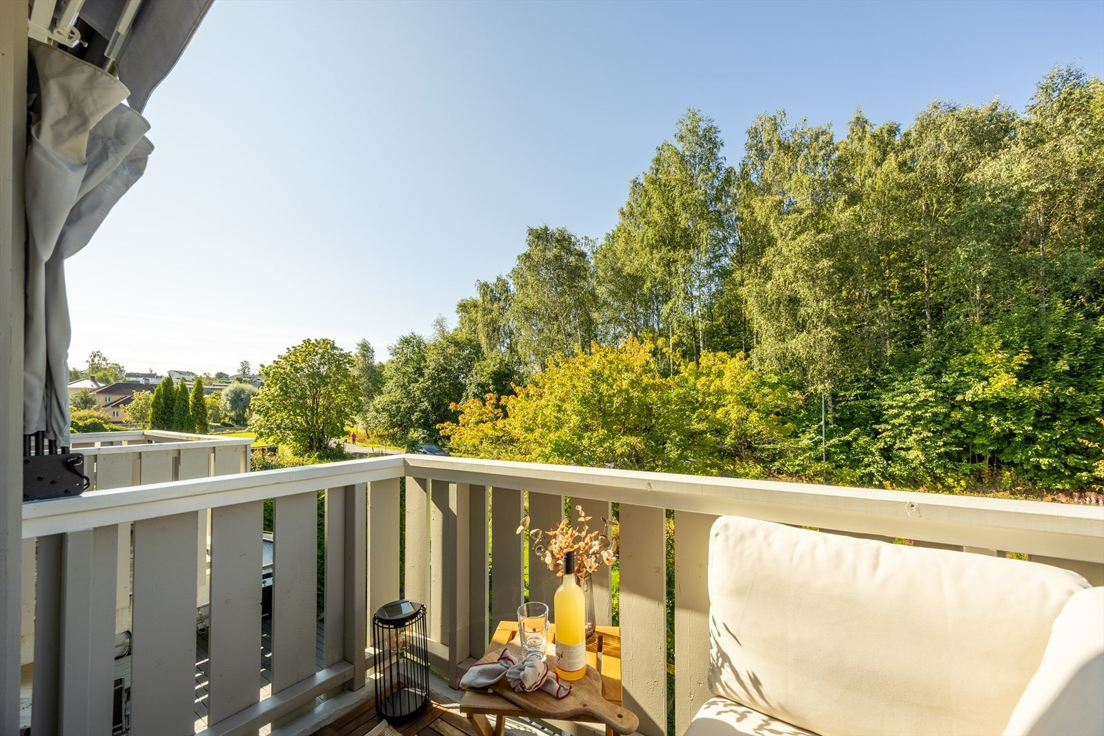 Balkongen fungerer som en naturlig forlengelse av stuen i sommerhalvåret med sol fra morgen til kveld. Galleribilde