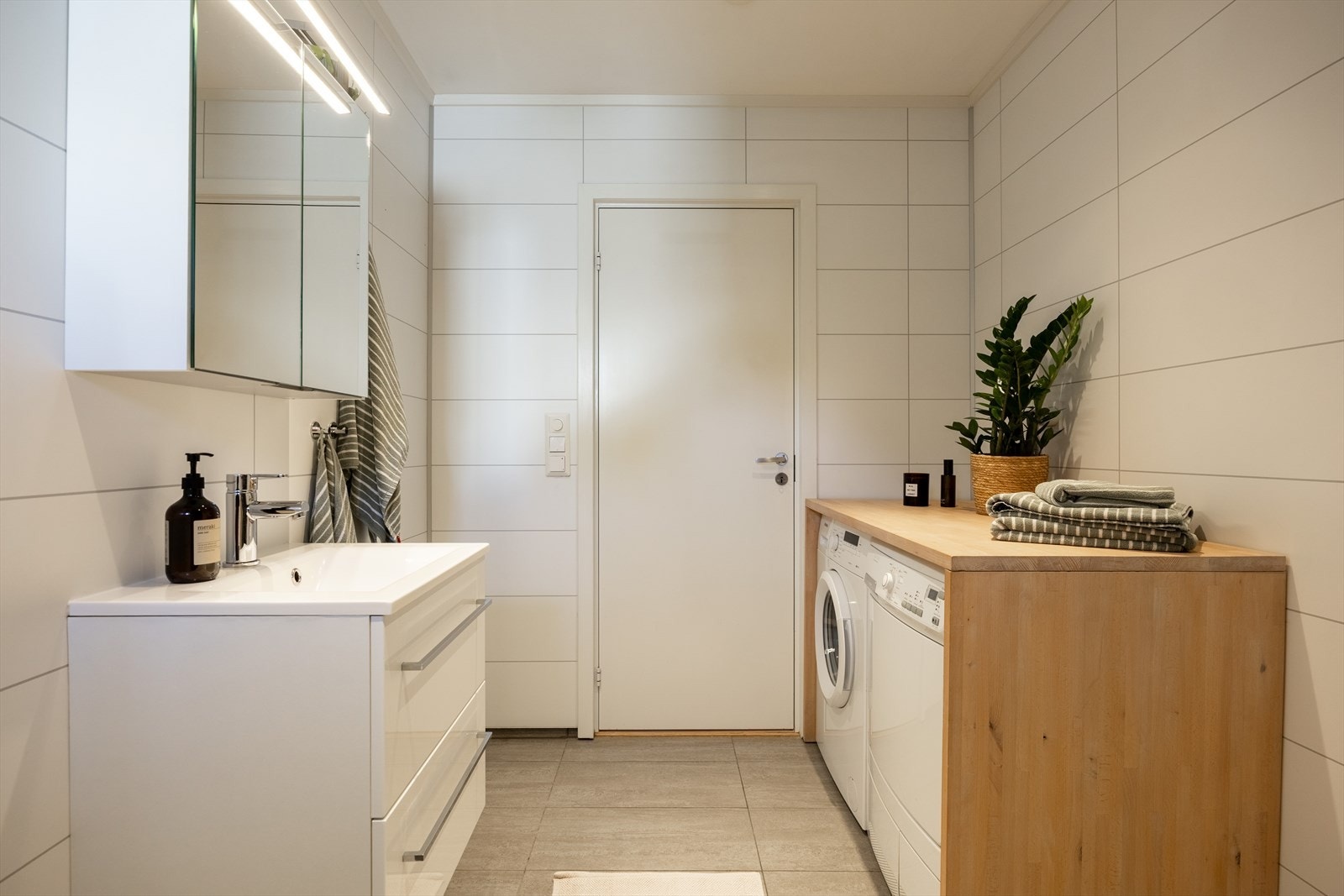 Det er flislagte vegger og gulv, behagelig gulvvarme og downlights i himlingen. Galleribilde