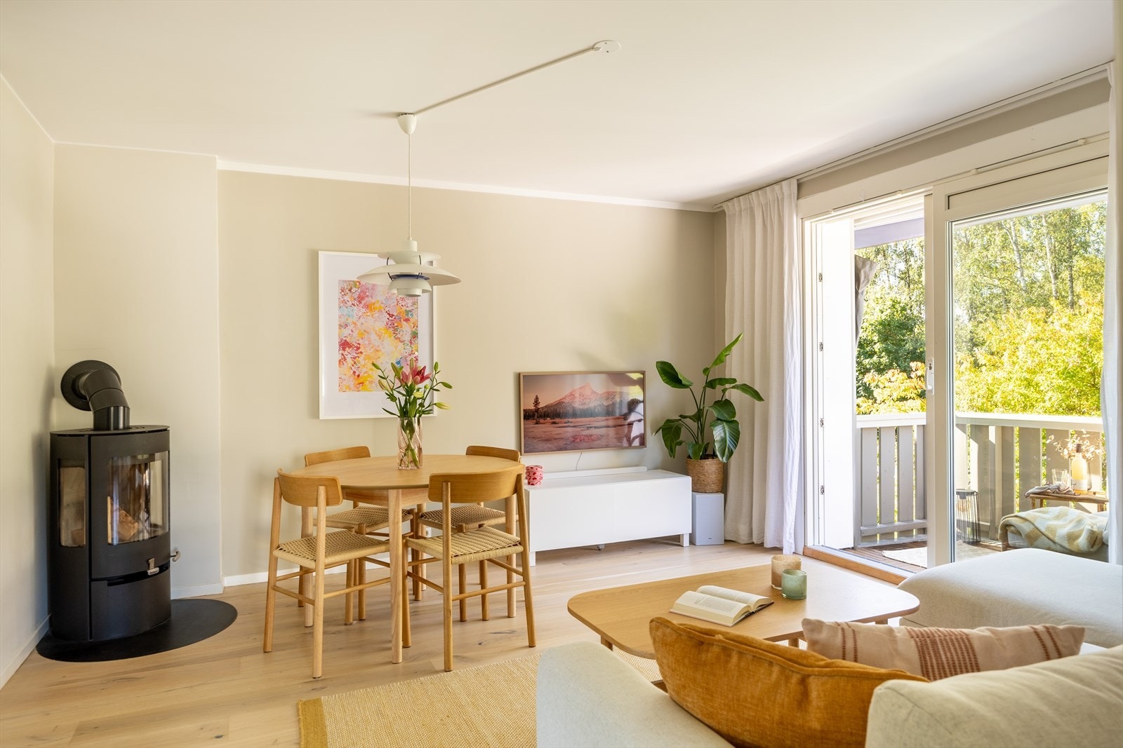Innbydende og pent oppholdsrom med store vindusflater som gir rikelig med naturlig lysinnslipp. Galleribilde