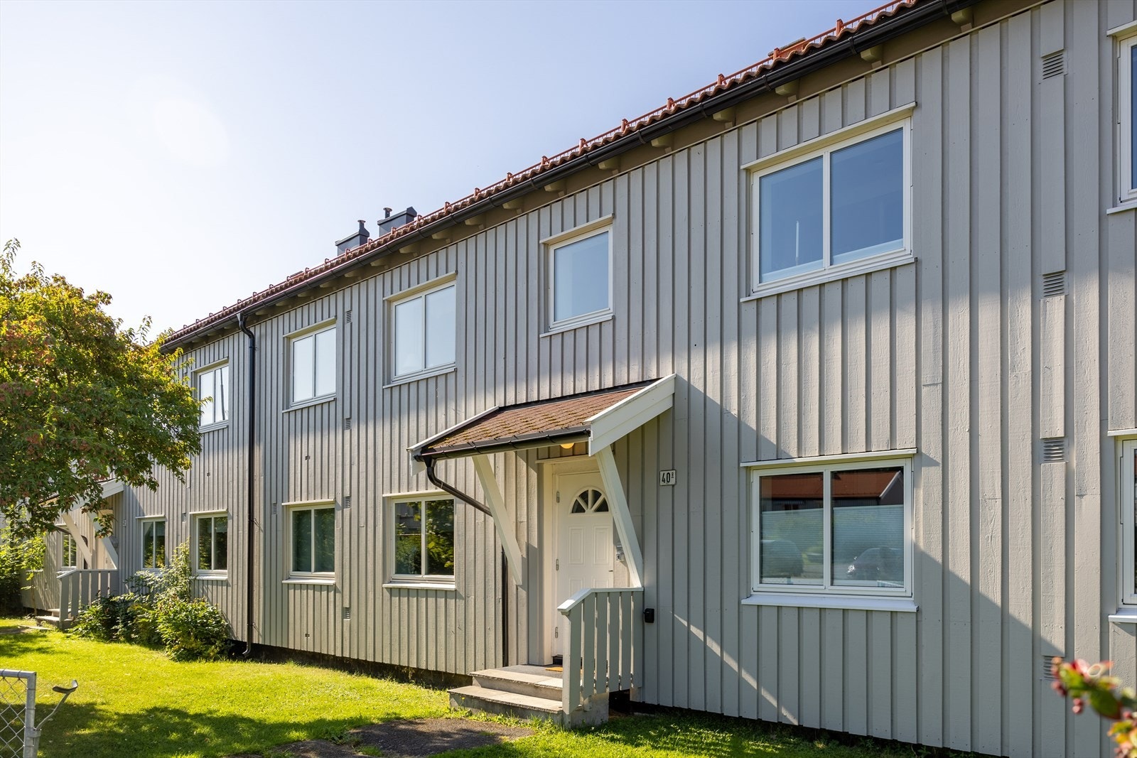 Leiligheten ligger i byggets 2. etasje som er toppetasjen. Galleribilde