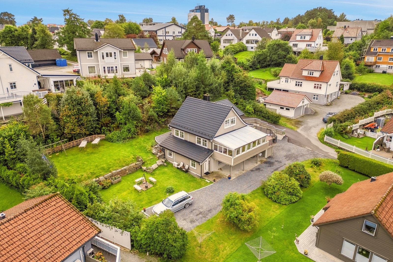 Sentralt og familievennlig område med kort vei til skoler, barnehager, idrettsanlegg, butikker og sentrum. Galleribilde