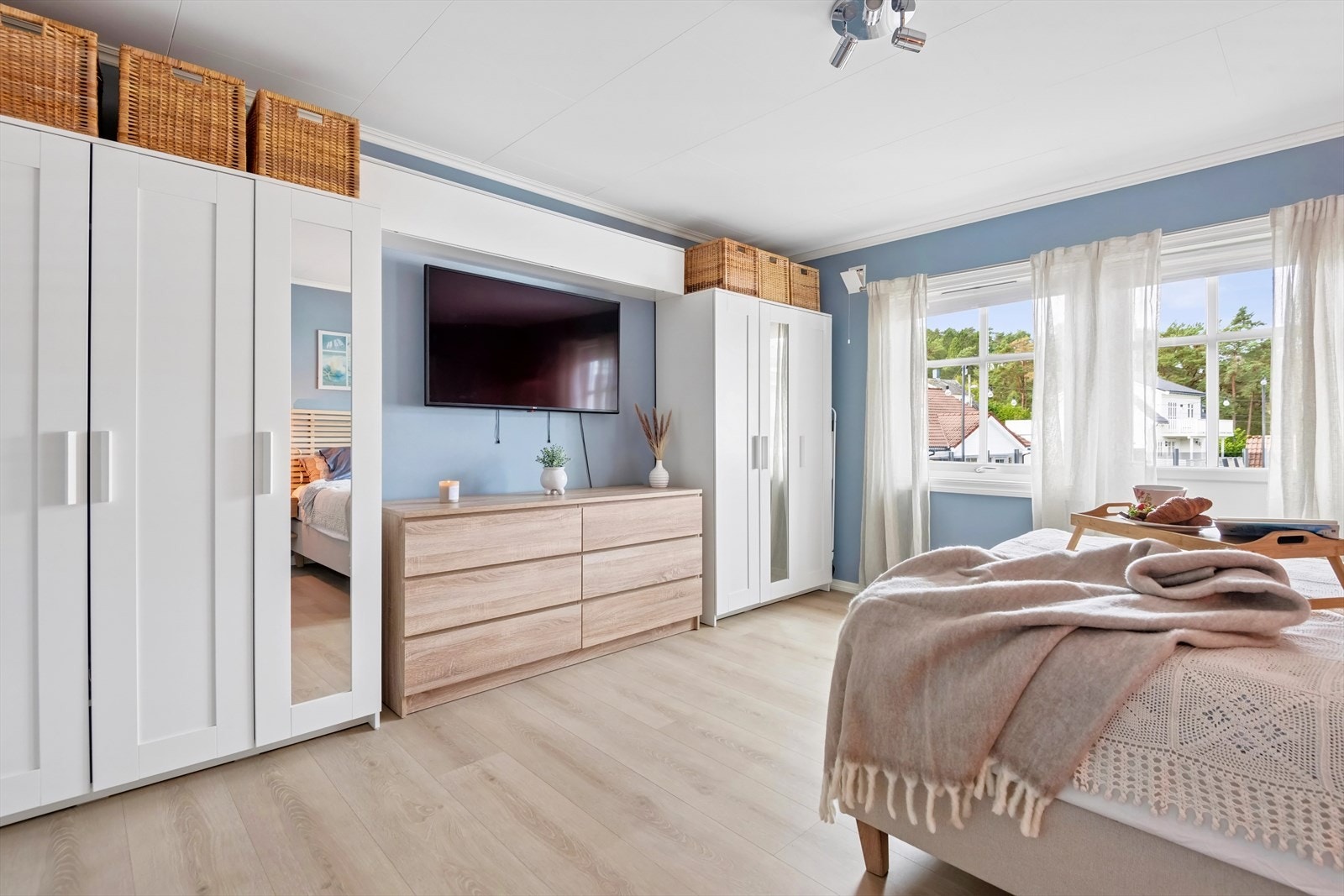 I hovedetasjen er det et stort "master bedroom" samt 3 soverom til i 2. etasje Galleribilde