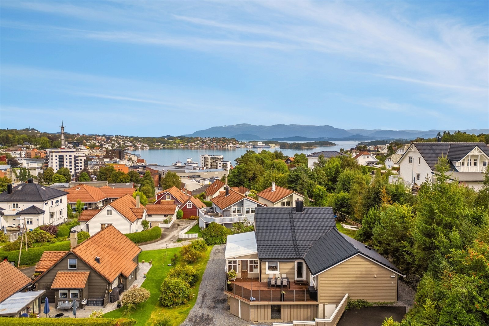 Eiendommen ligger attraktivt til i etablert og familievennlig boligområde på Saghaugen i Leirvik Galleribilde