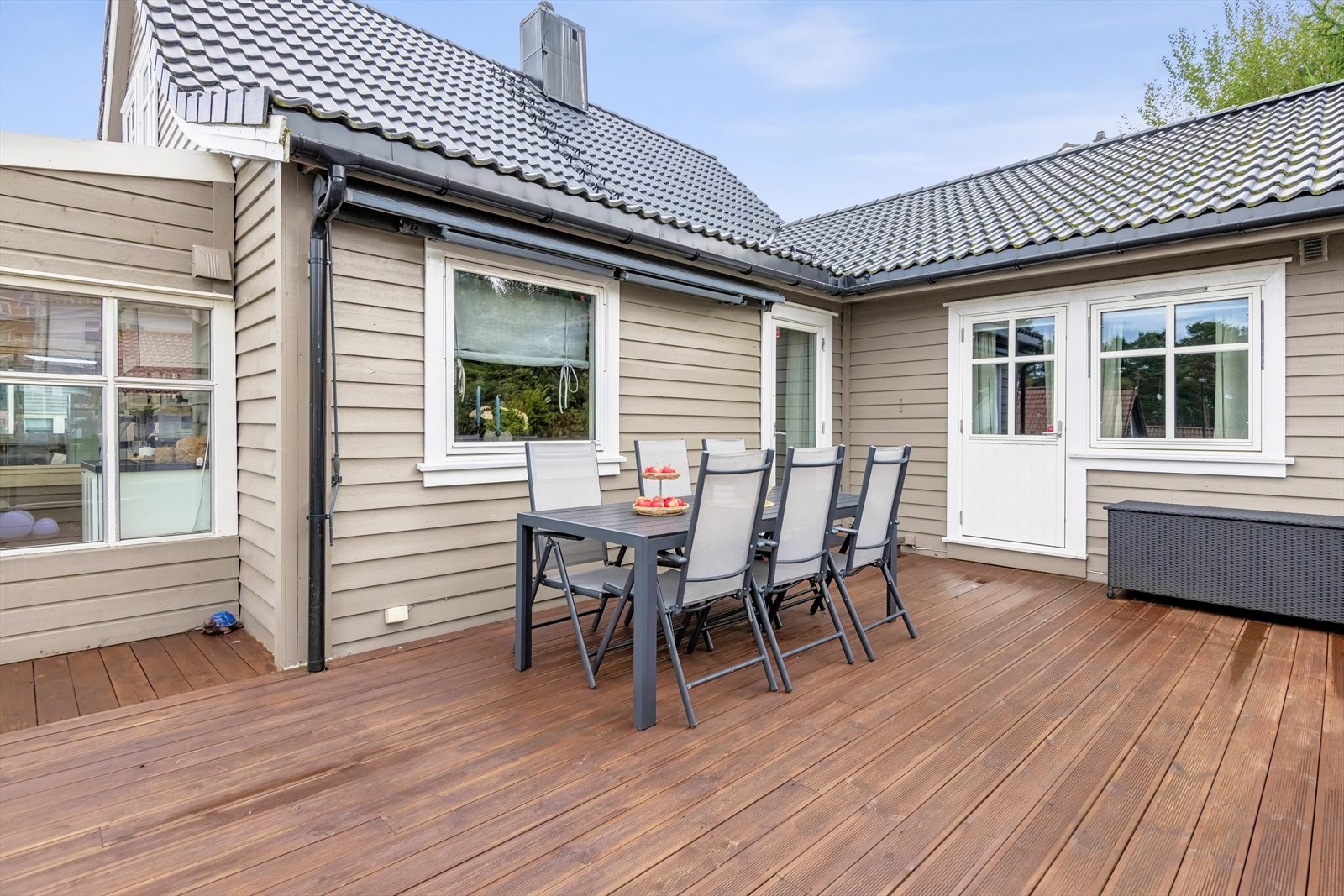 Utenfor utestuen og kjøkkenet er det en solrik terrasse på ca. 35 m² Galleribilde