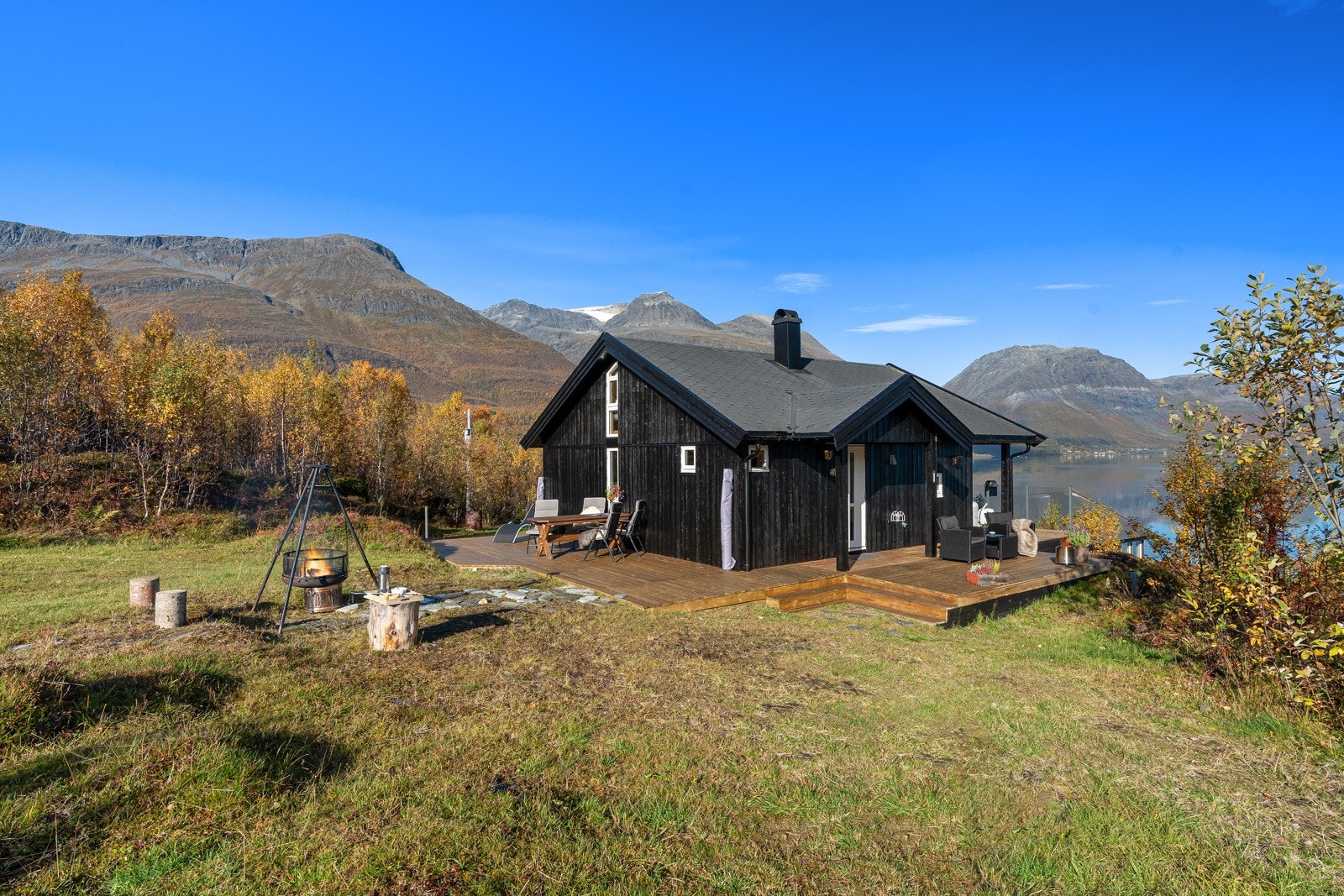 Her får du en stor og opparbeidet tomt med gode utearealer, gode solforhold og flott utsikt.