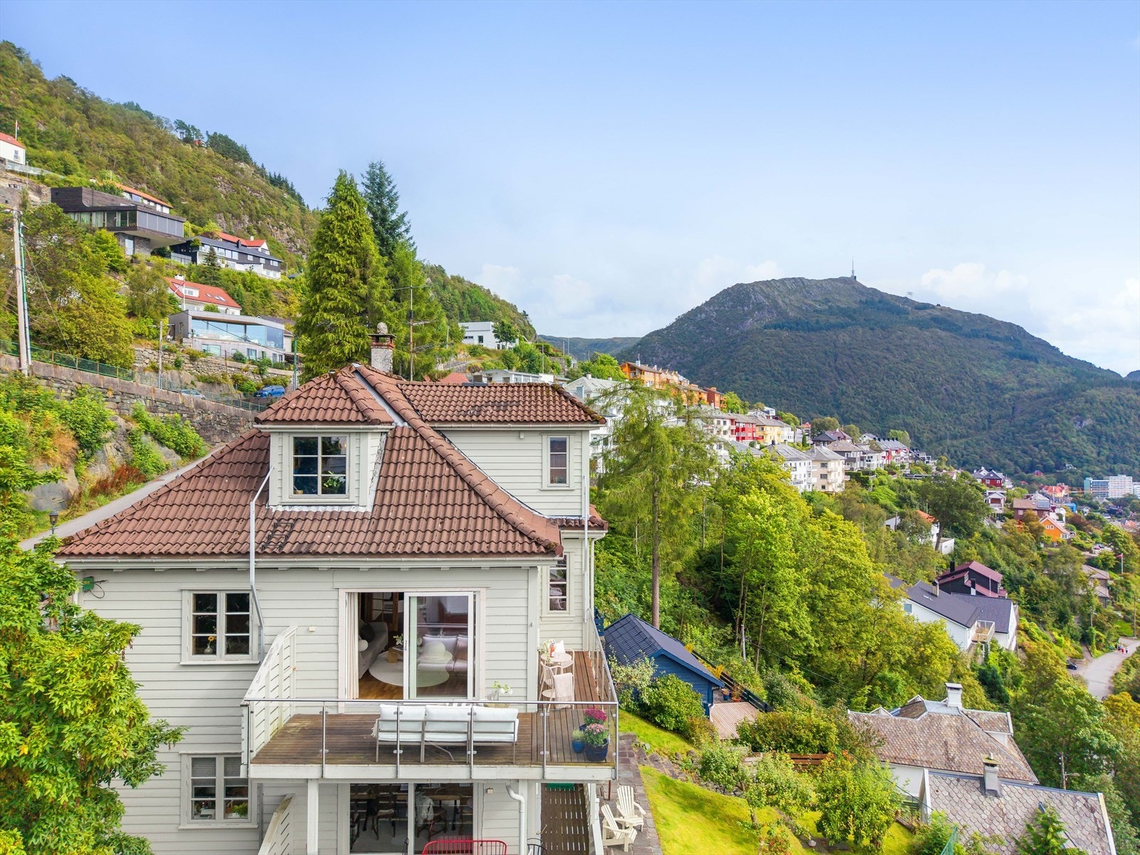 Boligen er bygget i 1926, men ble i 1986 ombygget og seksjonert i to seksjoner. Galleribilde