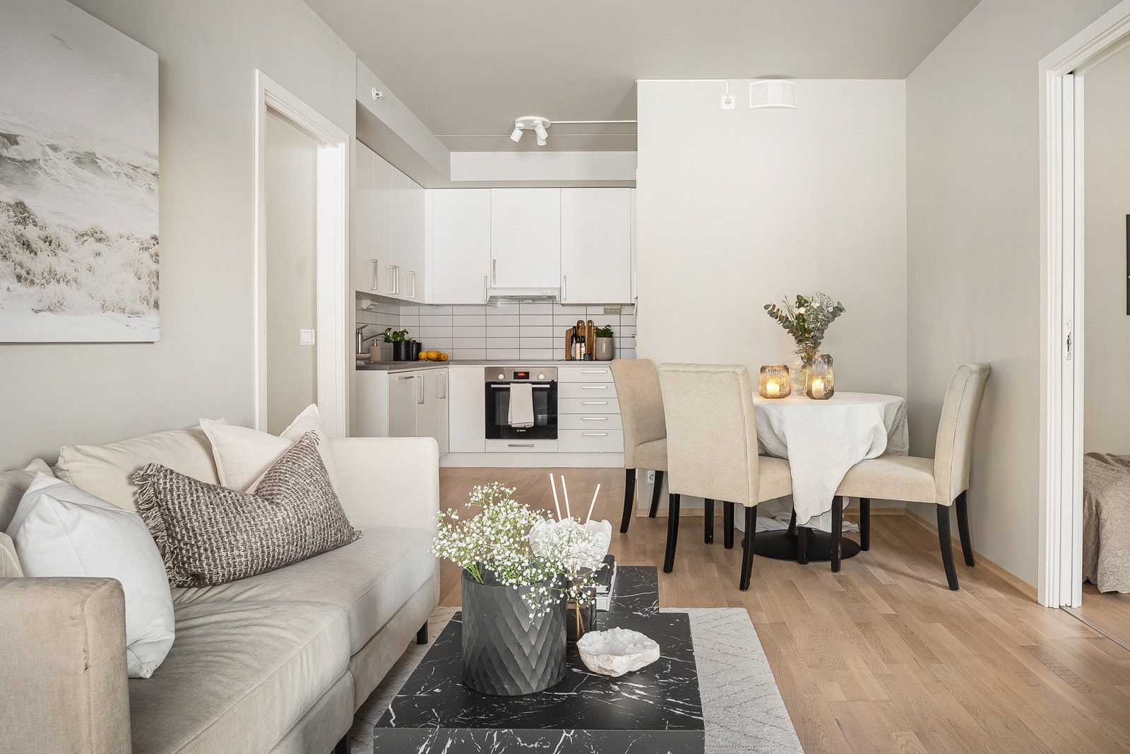Bildene er illustrasjonsbilder fra en tilsvarende leilighet i bygget. Det kan forekomme avvik i planløsning, innredning. NB aktuelle leiligheten ligger i 5. etg) Galleribilde