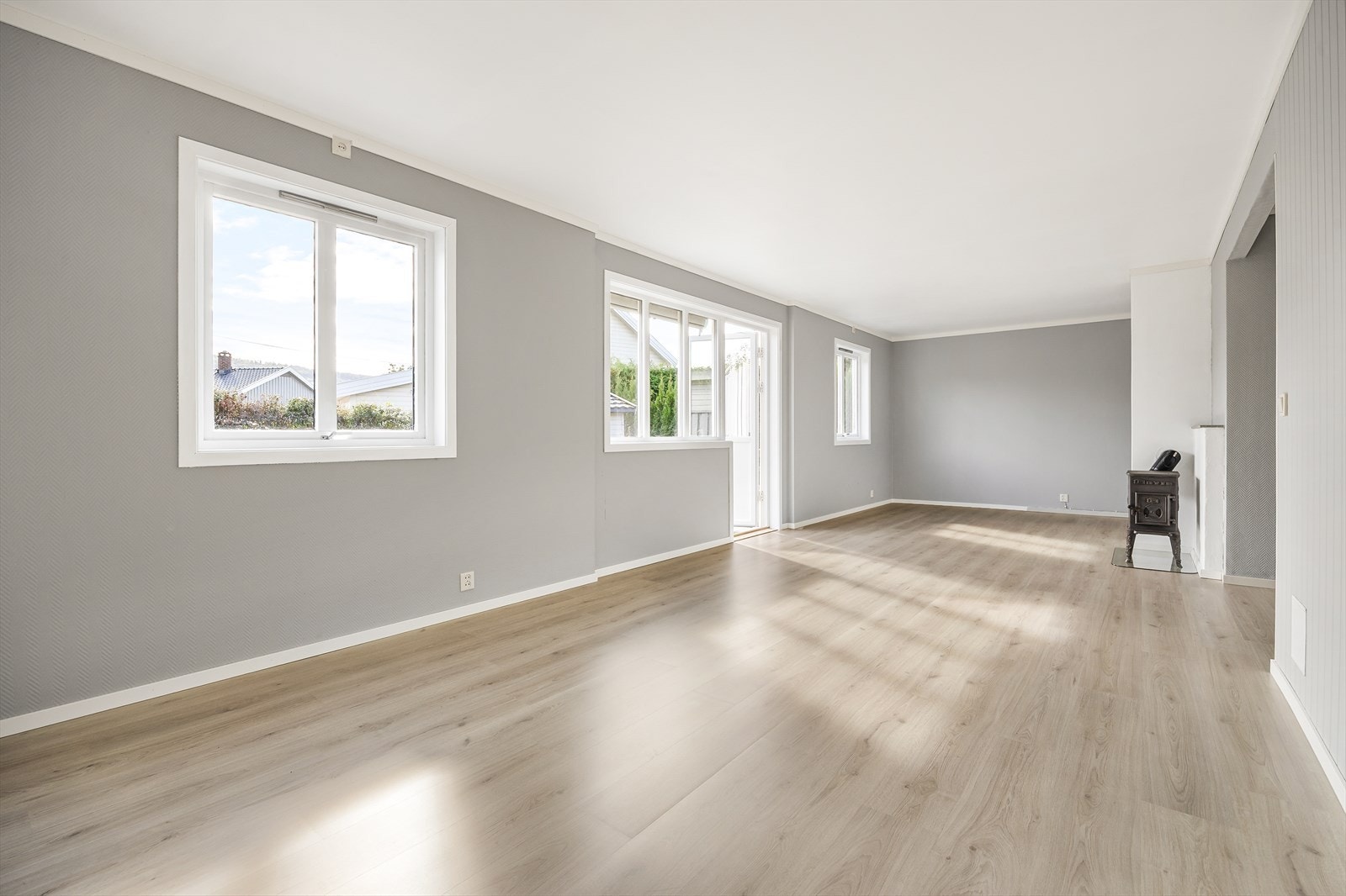 Lys og romslig stue i hovedetasjen med videre utgang til terrassen og hagen. Galleribilde
