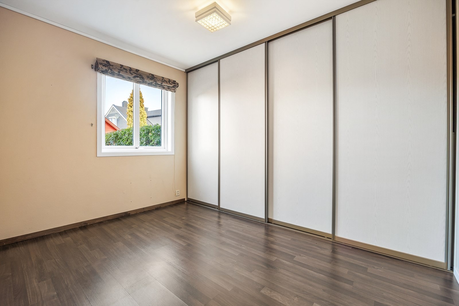 Soverom i 1. etasje med plassbygget skyvedørsgarderobe. Galleribilde