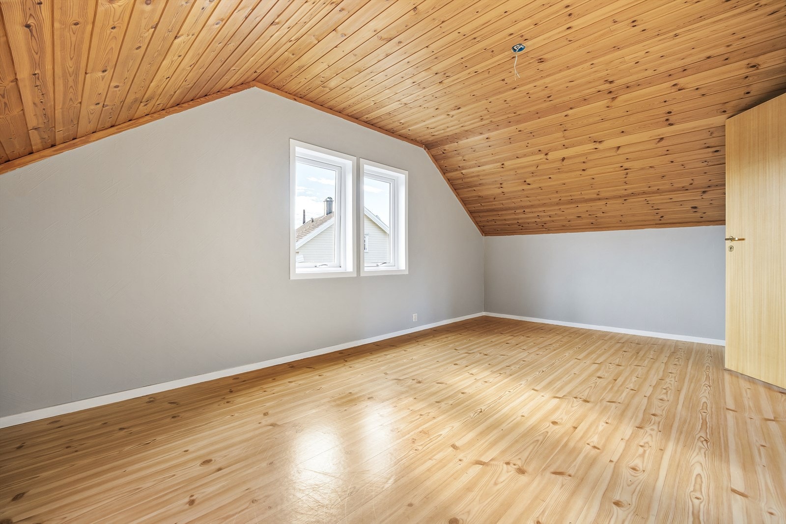Begge soverommene i denne etasjen har god plass til seng, nattbord, garderobe og skrivepult. Galleribilde
