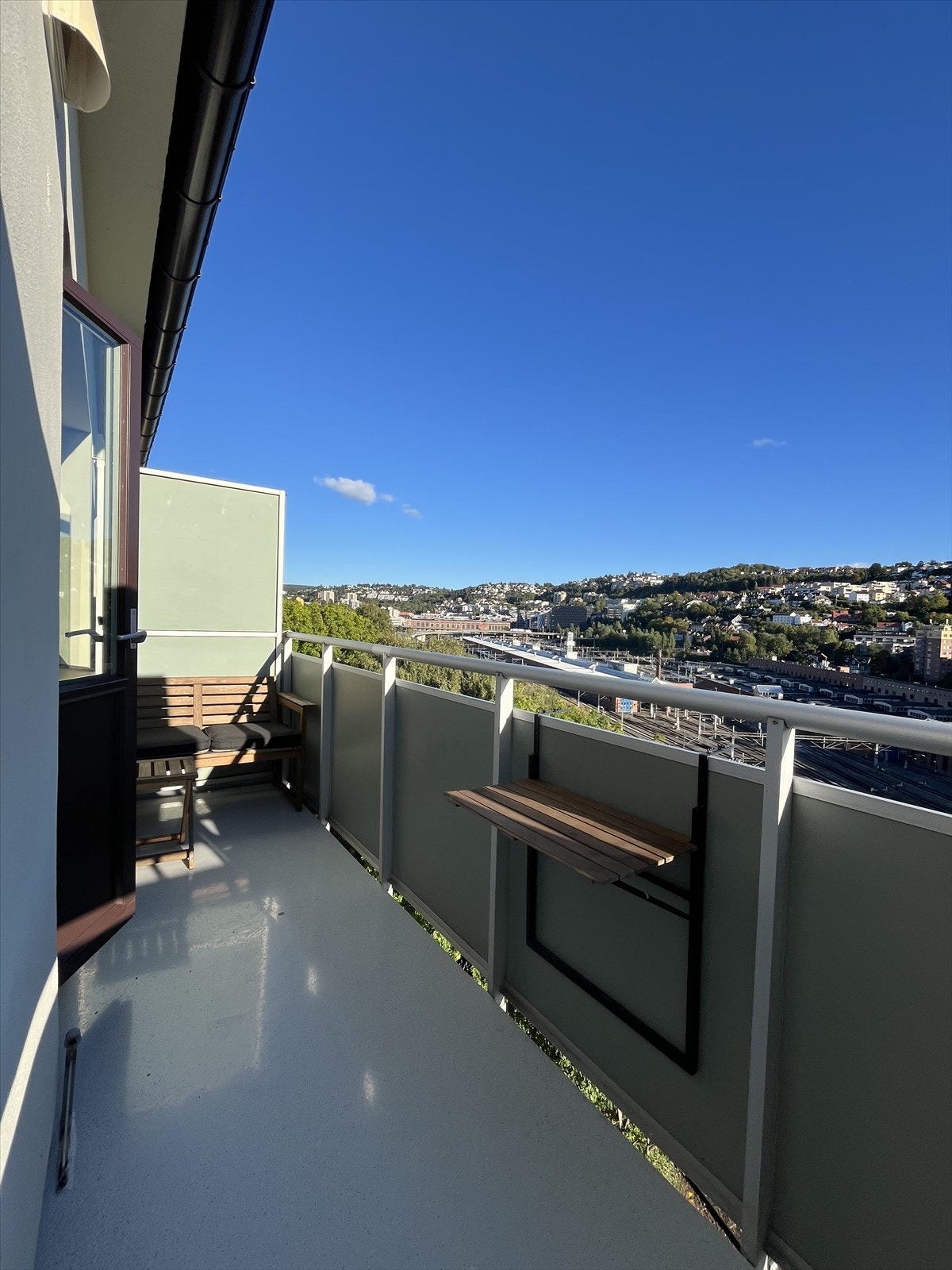 Velkommen til hyggelig 2-roms toppleilighet med panoramautsikt - Balkong - Heis Galleribilde
