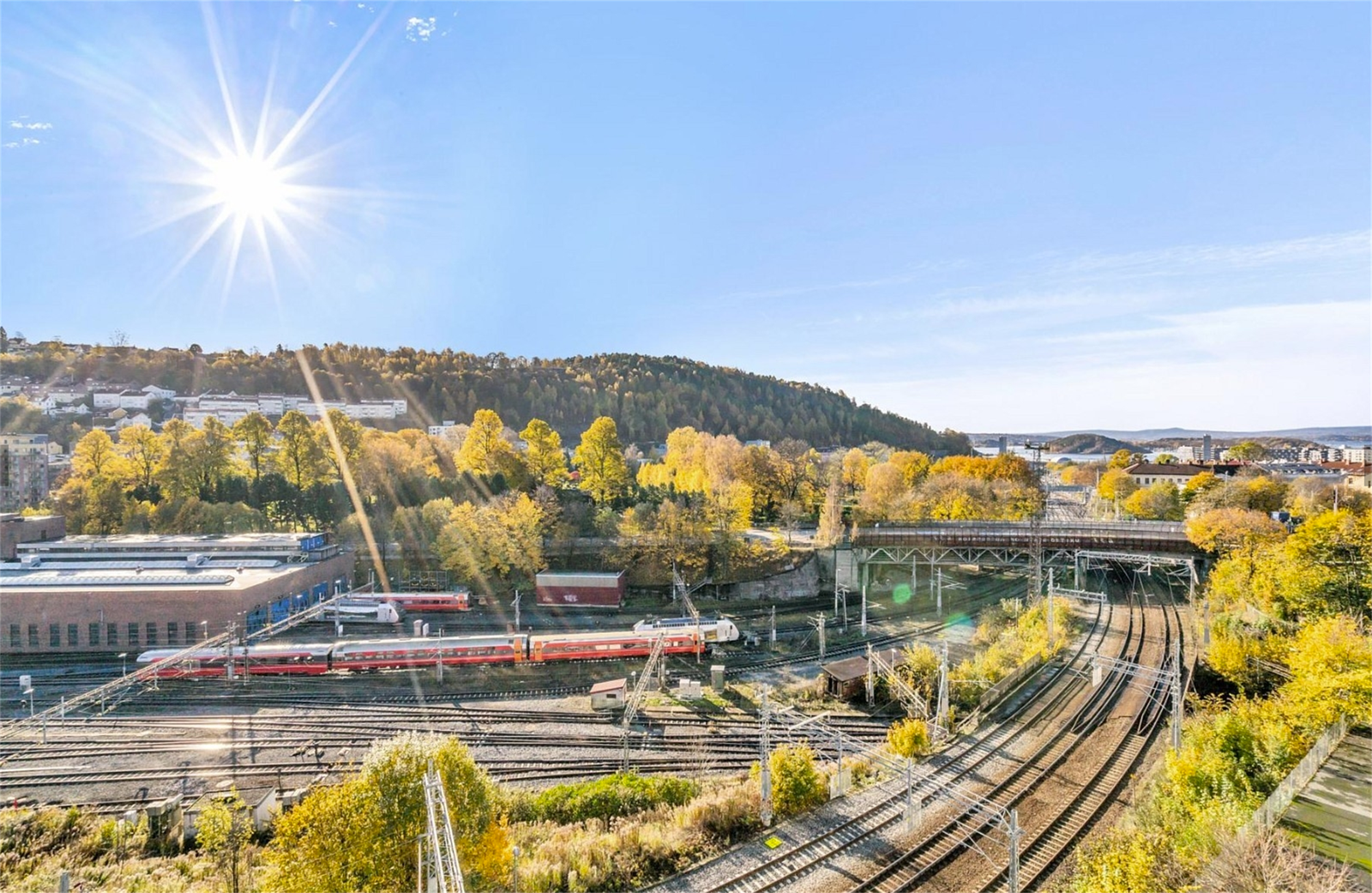 Utsikt fra balkong mot Ekerbergåsen og Oslofjorden. Galleribilde