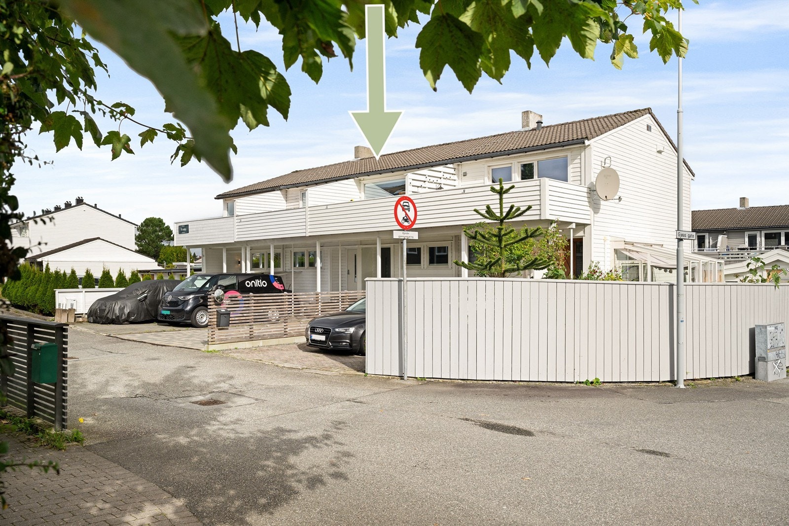 Flott selveiet rekkehus over 3 plan med garasje. Galleribilde