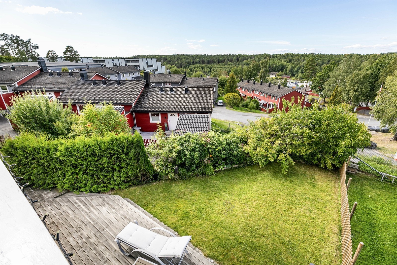 En liten og lettstelt hage er opparbeidet i senere år, med prydbusker som begrenser innsyn også til terrassen. Galleribilde