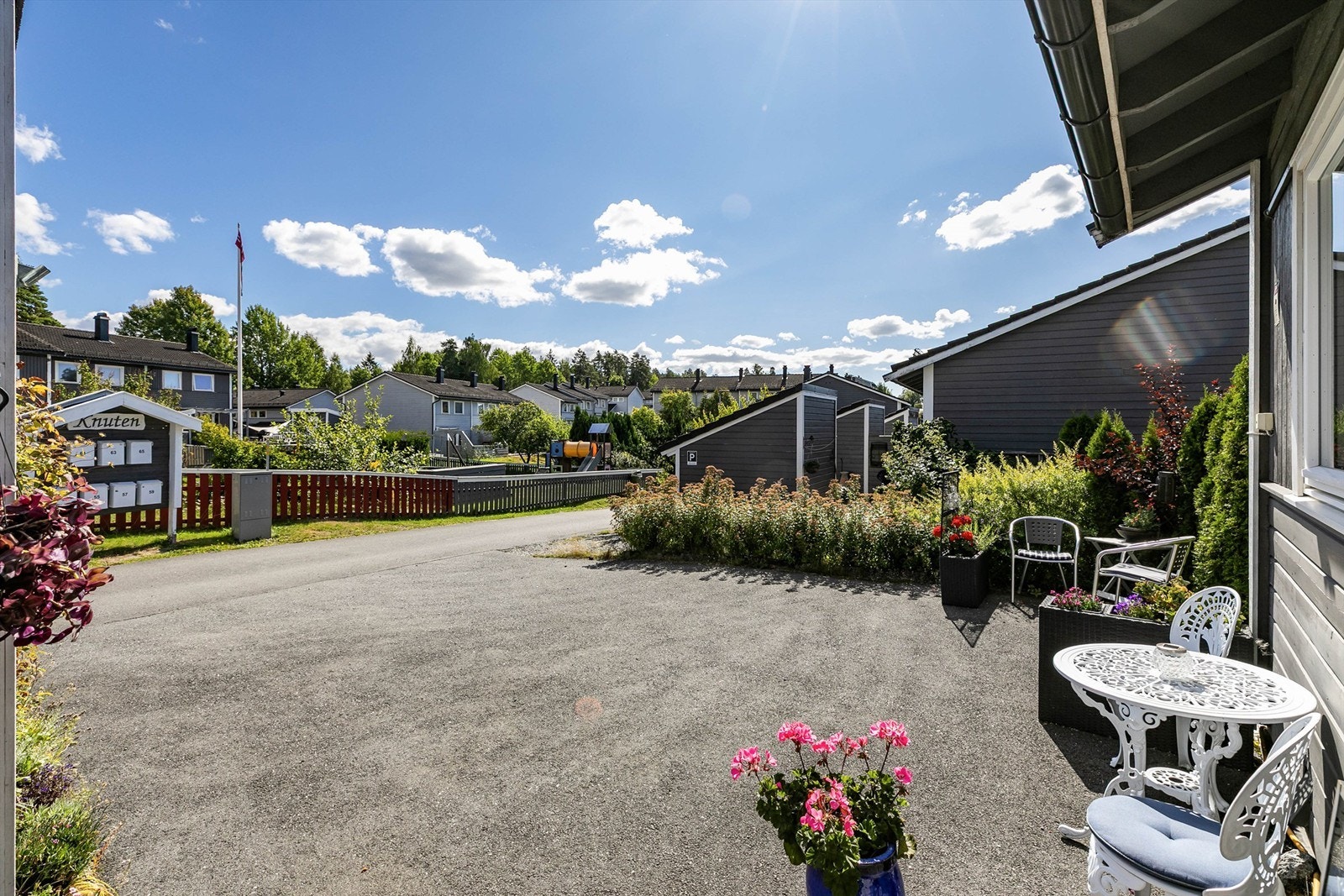 Med kjøkkenet rett innenfor er det enkelt å ta morgenkaffen med ut i solen foran inngangspartiet. Galleribilde