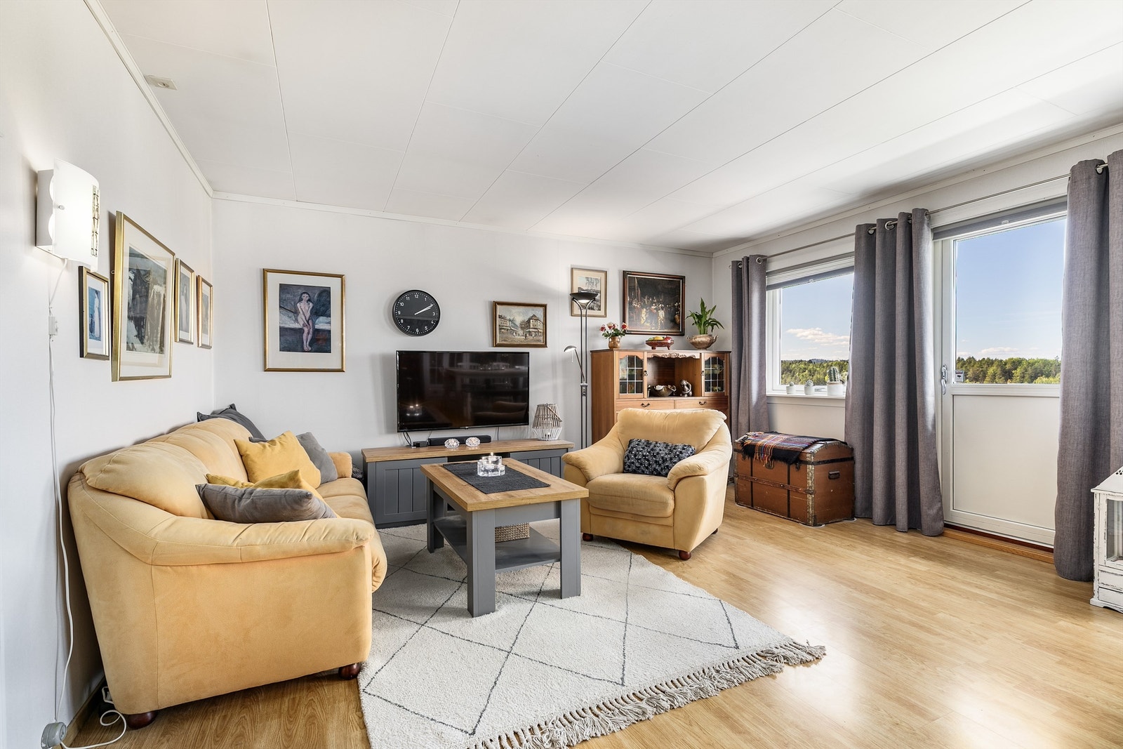 I den lyse og nær 30 kvm. store stuen er det god plass til både sofagruppe og et langstrakt spisebord. Galleribilde