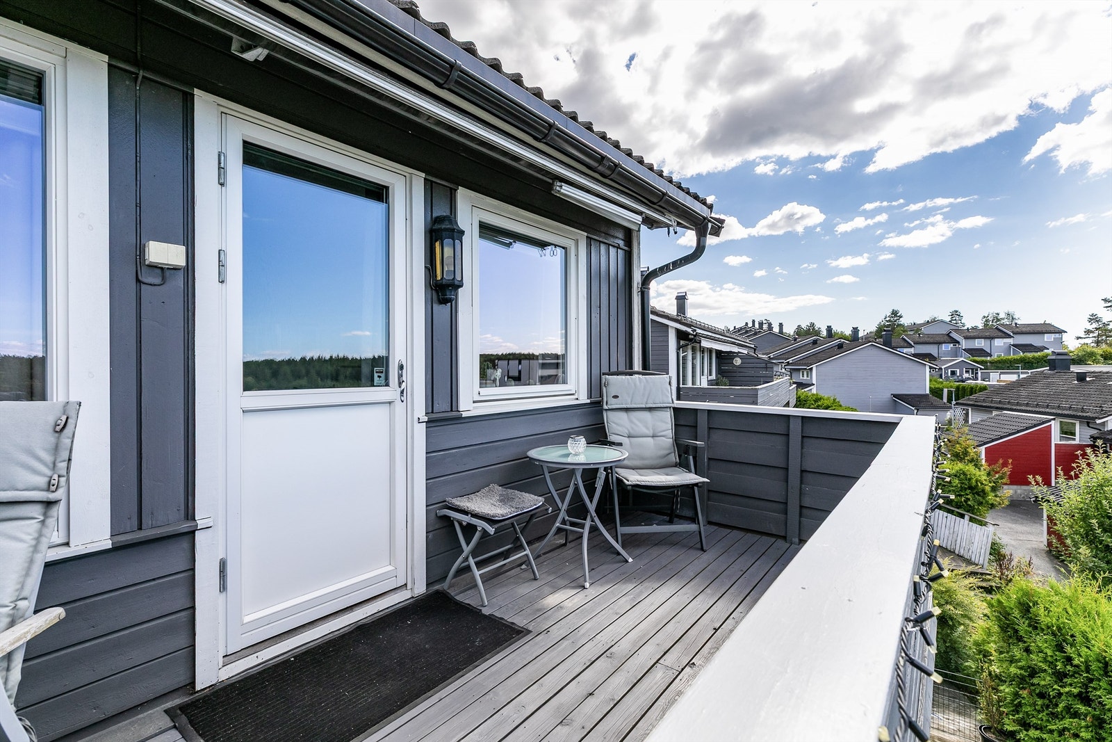Dagen gjennom er det alltid et sted med sol rundt boligen. På denne siden fra tidlig ettermiddag til sen kveld sommerstid. Galleribilde