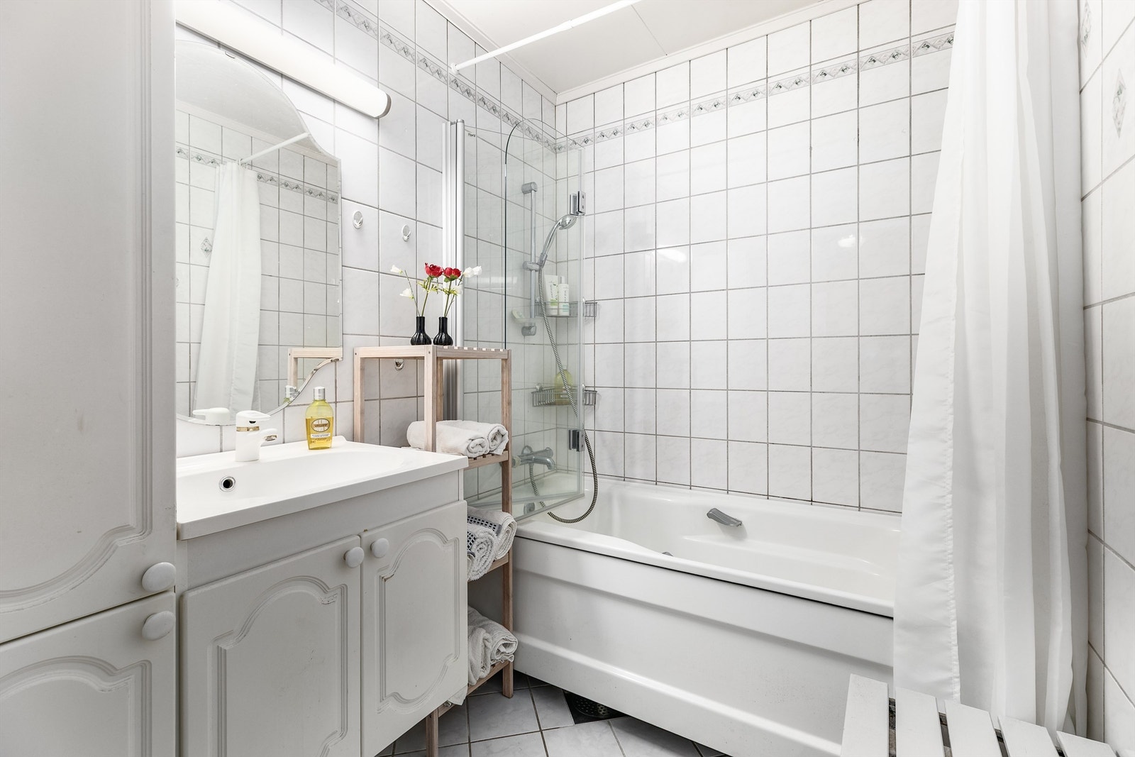 Badet er fra byggeåret, men ble trolig fornyet rundt 2000. Oppgradering av rommet bør påregnes. Galleribilde