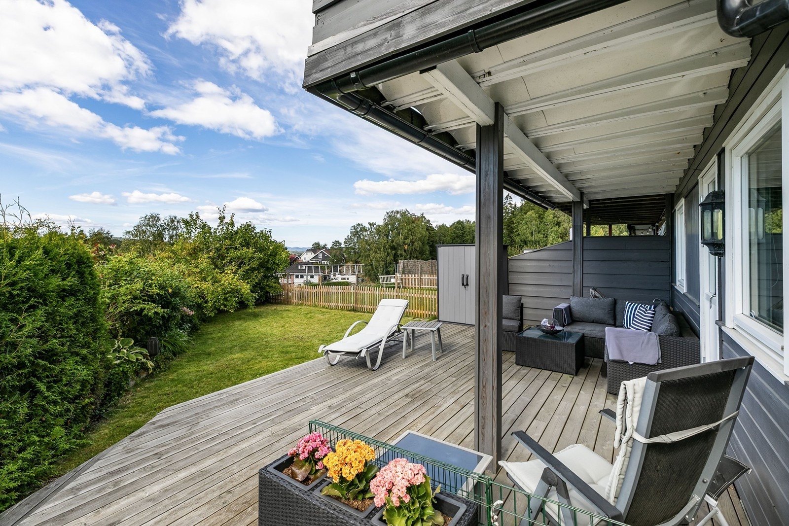 Det er langstrakt utsikt å se også fra terrassen i hagen. Plater hindrer drypp fra balkongen over om det regner. Galleribilde