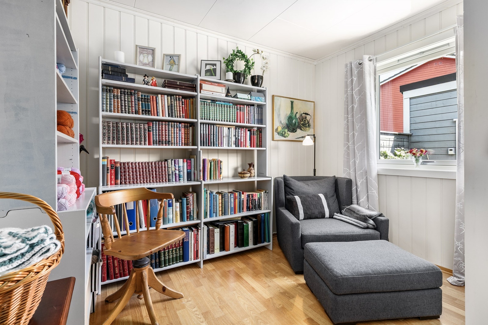 Med nesten 8 kvm. er soverommet i første etasje velfungerende blant annet som barnerom. Galleribilde