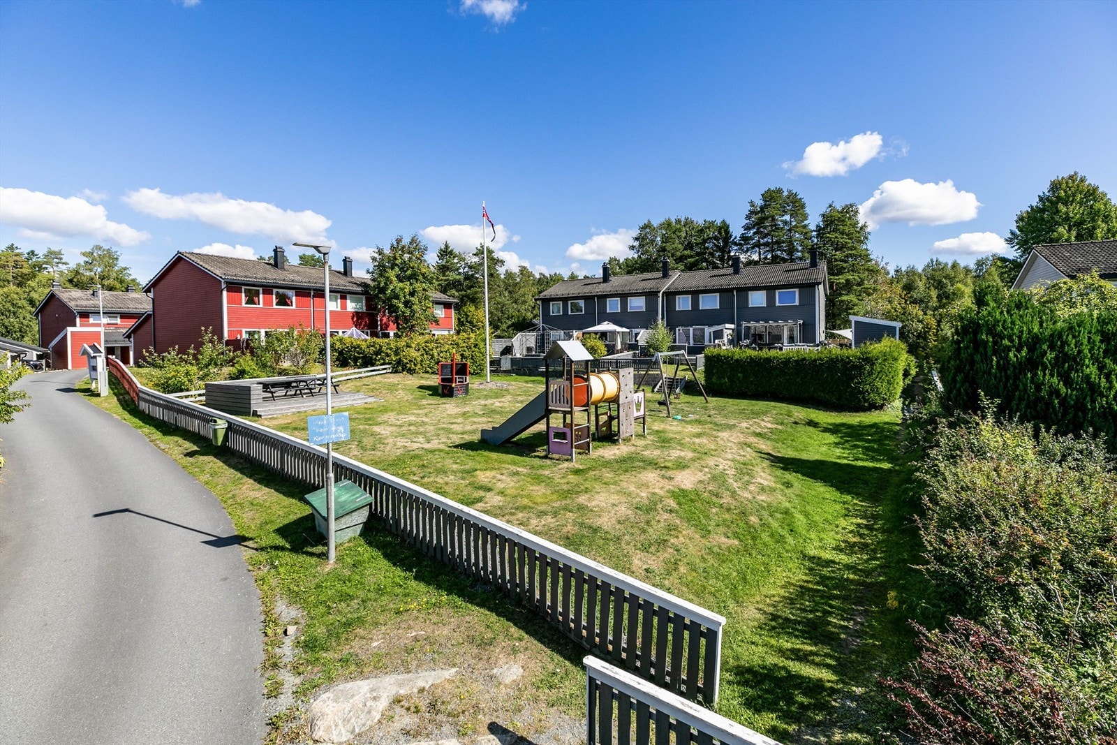 Nabolaget på Åvangen er utpreget barnevennlig. Lekeplass finnes rett over gaten. Galleribilde