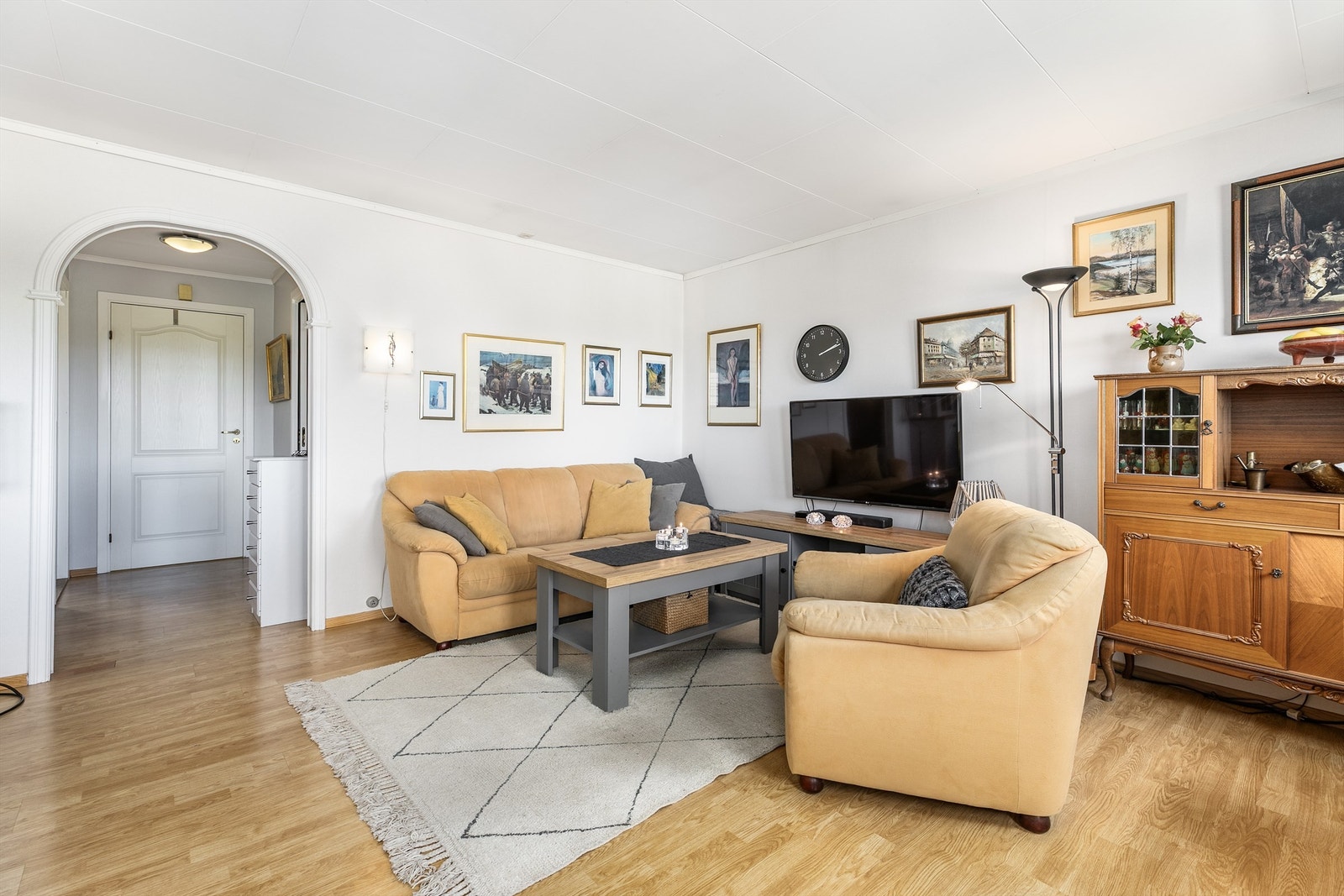 Kjøkkenet er adskilt i eget rom, vegg i vegg med stuen. Ett av boligens tre soverom inngår også i etasjen. Galleribilde