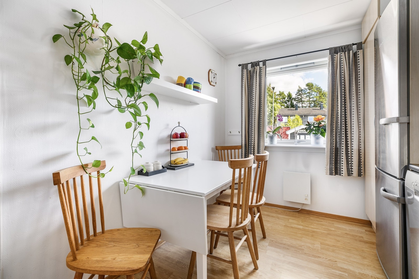 Et frokostbord har sin naturlige plass på kjøkkenet. På denne siden titter morgen-/formiddagssolen inn, avhengig av årstiden. Galleribilde