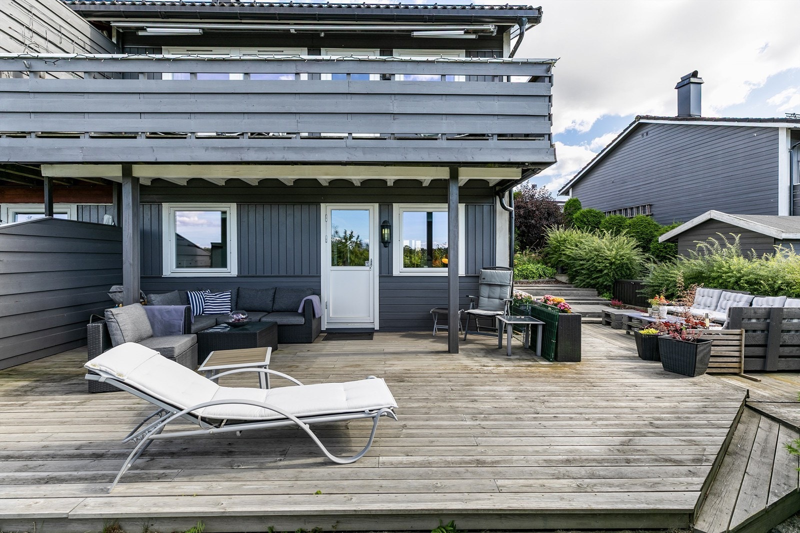 En omfangsrik, sør- og vestvendt terrasse på over 50 kvm. omfavner underetasjen. Galleribilde