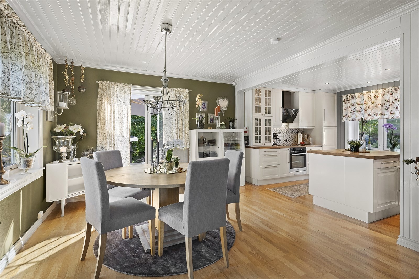 Fra kjøkken har du tilgang til spisestue/stue. Det er plass til en fin spisegruppe. Galleribilde