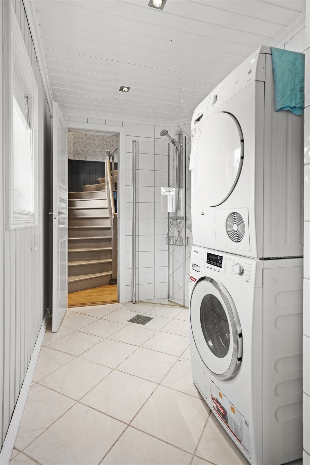 På badet er det plass til vaskemaskin og tørketrommel. Galleribilde