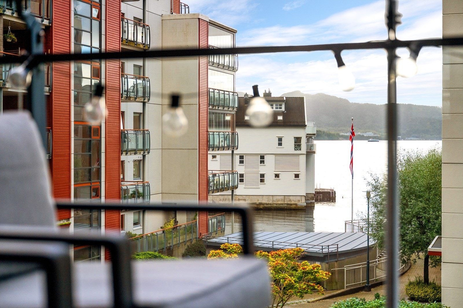 - En nydelig selveier med vestvendt balkong, sjøutsikt, garasjeplass og heis - Galleribilde