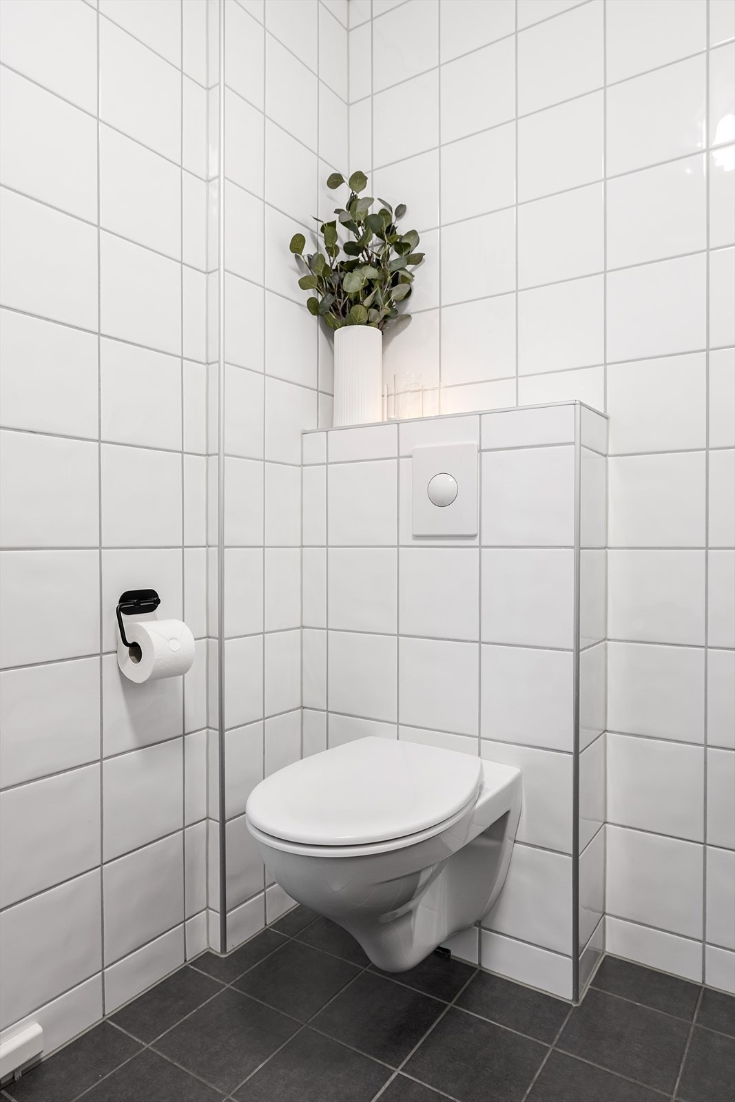 Vegghengt toalett på bad i hovedetasjen Galleribilde
