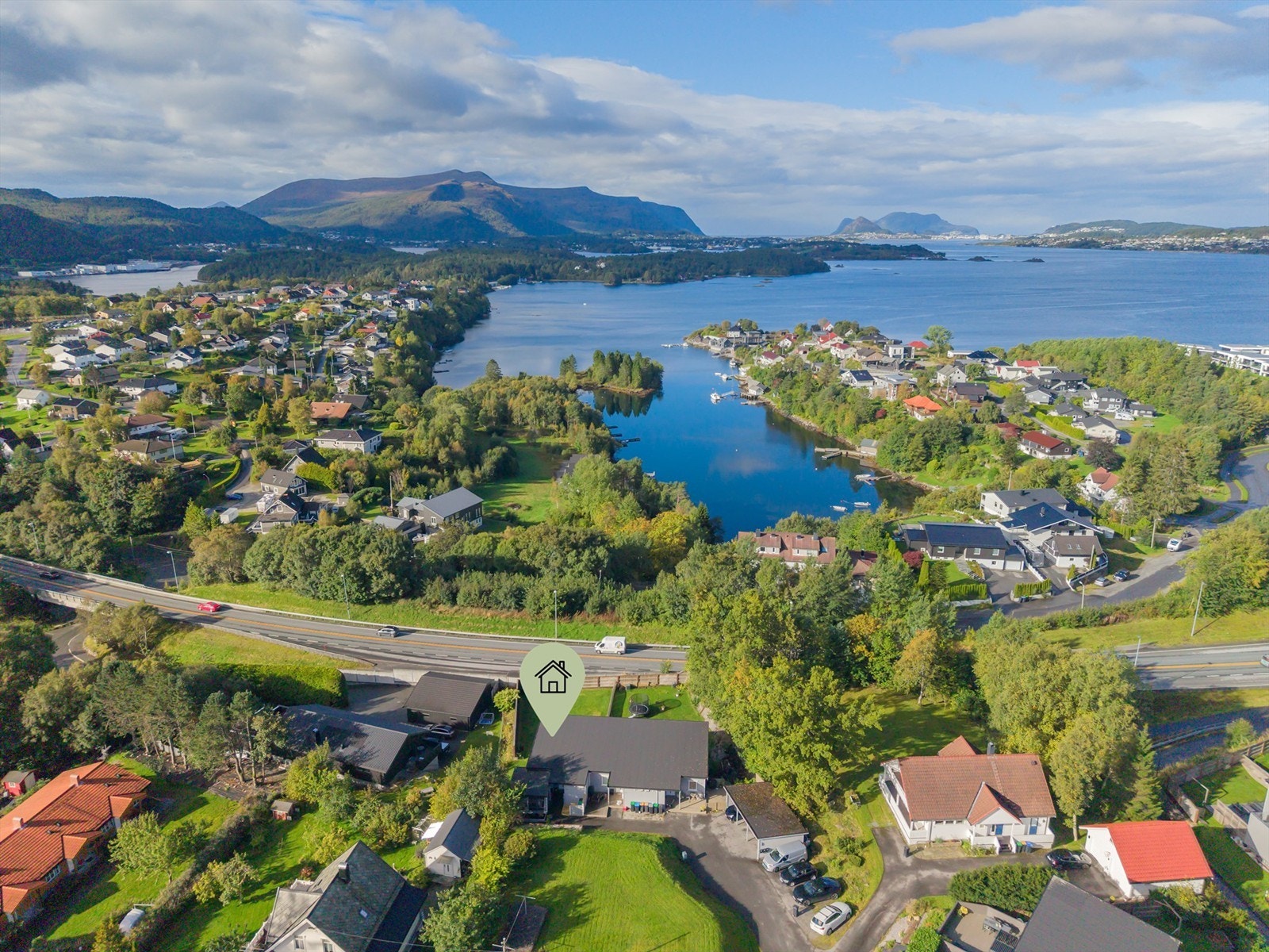 Dronefoto av eiendommen og nærområdet sett fra øst mot vest Galleribilde