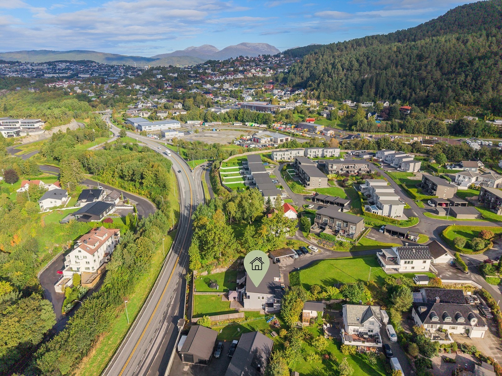Dronefoto av eiendommen sett fra syd Galleribilde