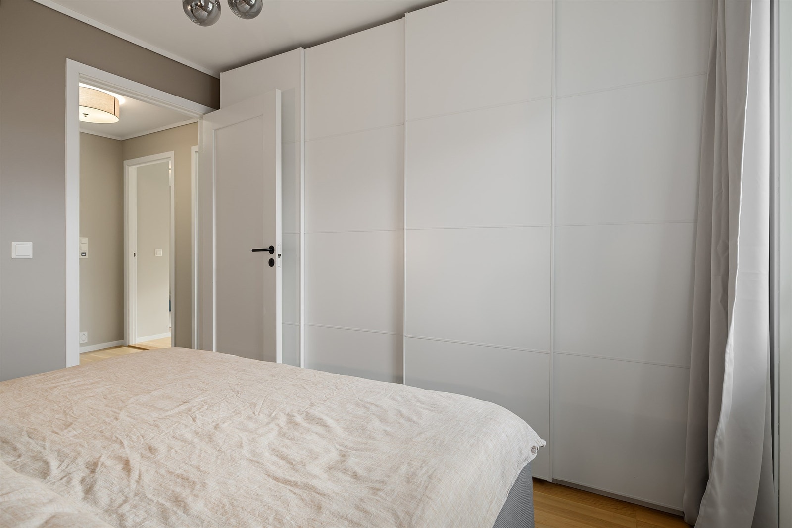 Skyvedørsgarderobe på hovedsoverom med gode oppbevaringsmuligheter Galleribilde
