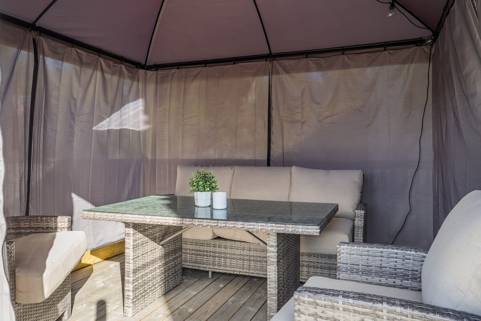Det er montert paviljong på terrassen Galleribilde
