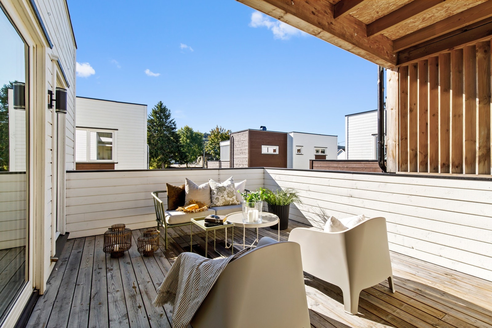 Delvis overbygd terrasse på hele 17kvm. Galleribilde