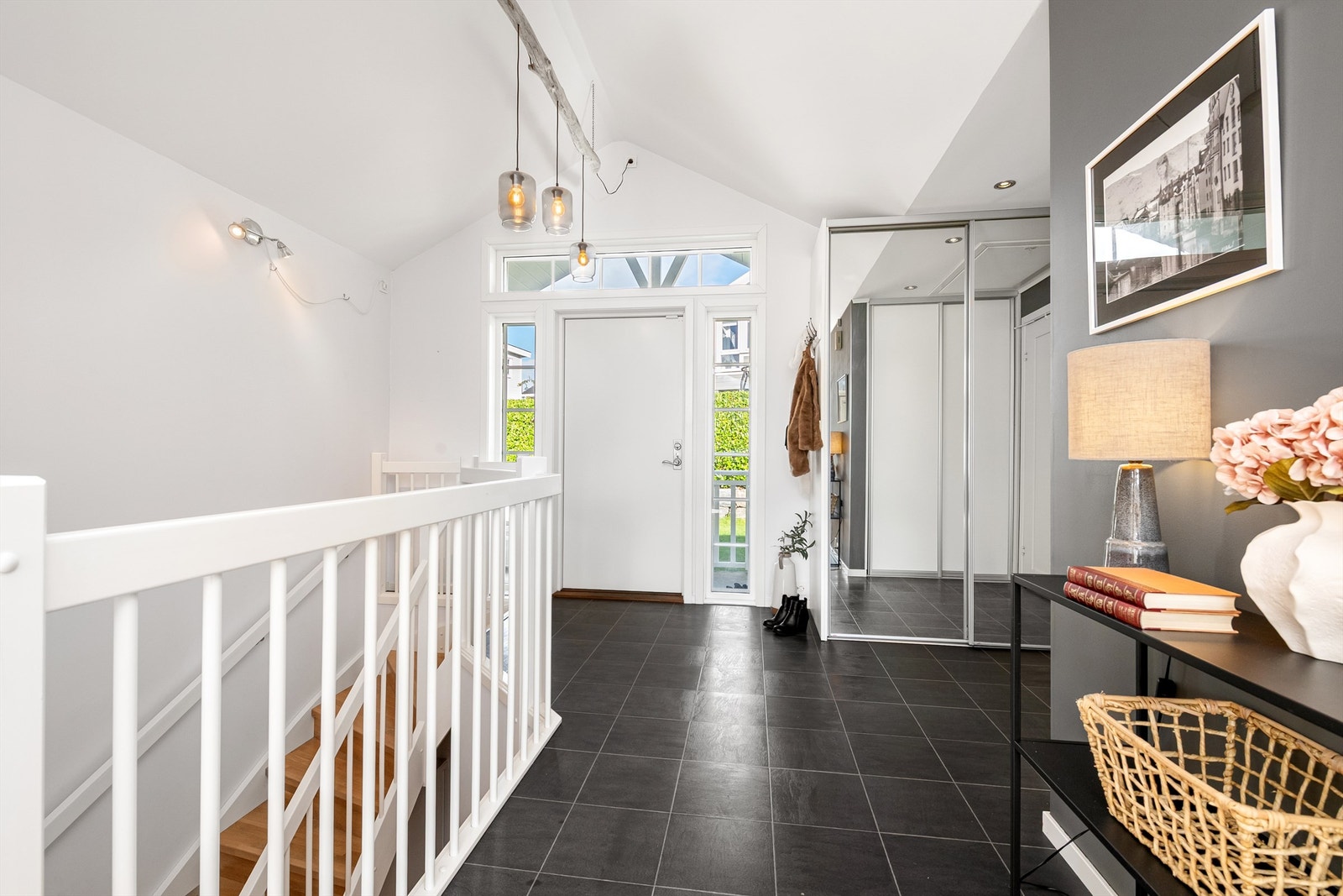 Entré med fliser av laminat, god takhøyde og skyvedørsgarderobe med speilfronter. Galleribilde