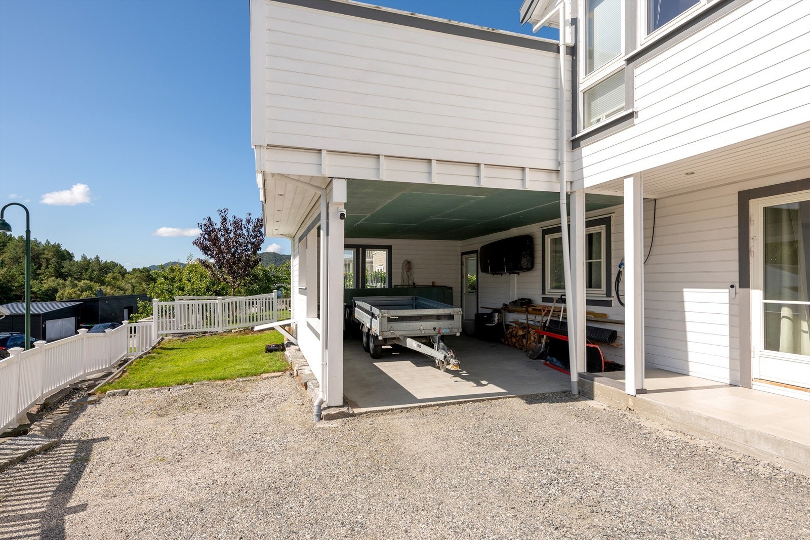 Integrert carport med støpt dekke og overbygget adkomst mot boligen. Galleribilde