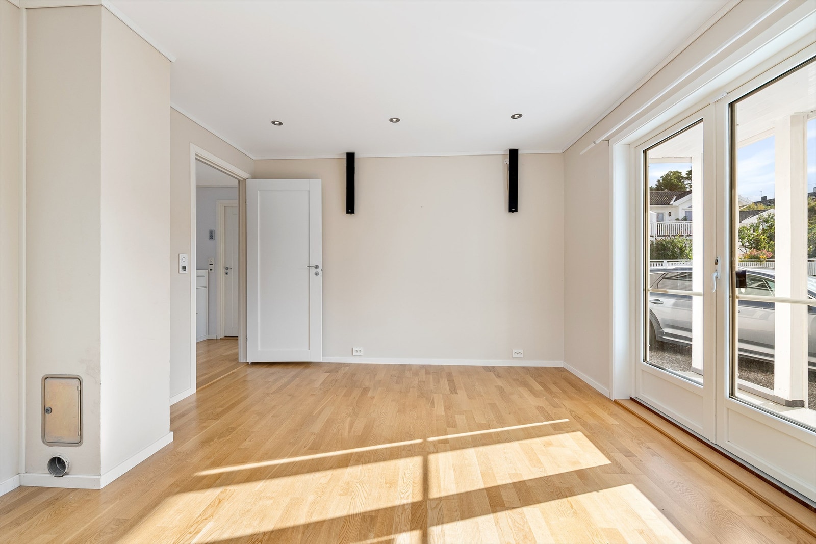 Kjellerstuen gir en fleksibel ekstra oppholdssone med downlights i himling. Galleribilde